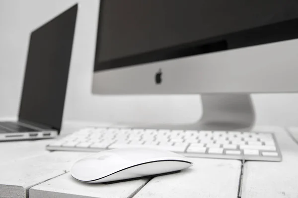 Ноутбук MacBook и компьютер iMac — стоковое фото