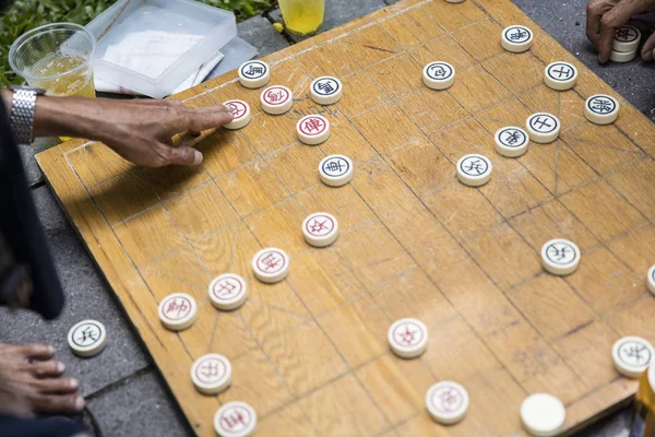 Man traditionele Chinees Schaken — Stockfoto