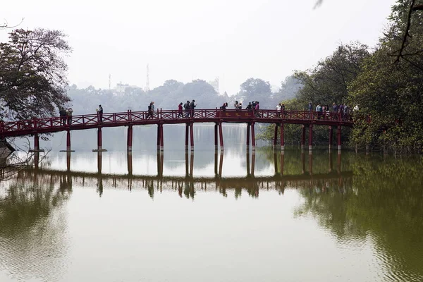 Personer Huc bron i Hanoi — Stockfoto
