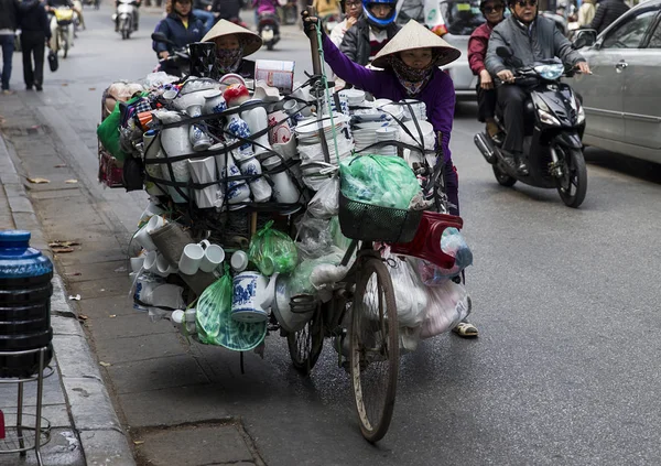 Hanoi markette malları alarak kadın