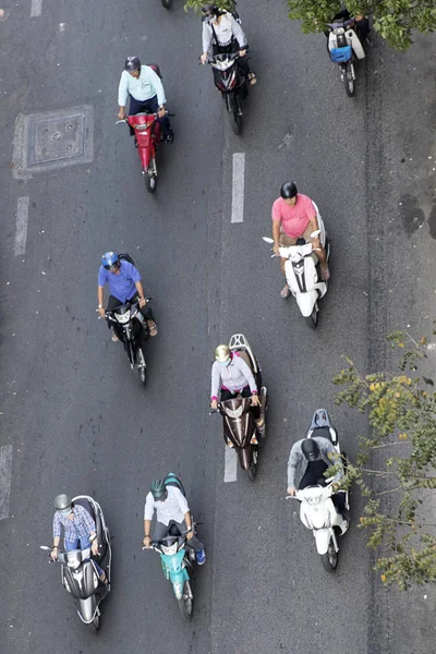 Människor på gatan av Ho Chi Minh — Stockfoto