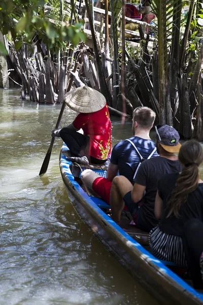 Gente en el barco en el Delta del Mekong — Foto de Stock