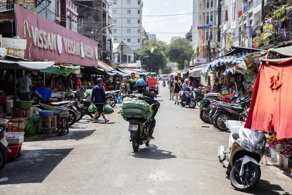Människor på gatan av Ho Chi Minh — Stockfoto