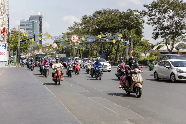 Pessoas na rua de Ho Chi Minh — Fotografia de Stock