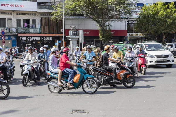 Ludzie na ulicy Ho Chi Minh — Zdjęcie stockowe