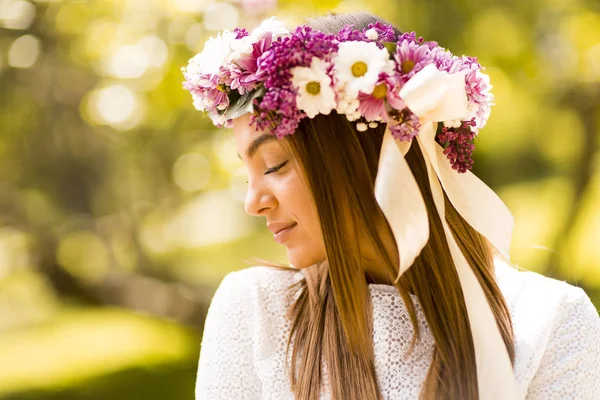 花の花輪を持つ若い女 — ストック写真