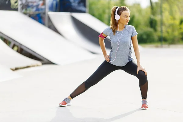 Jeune femme faisant de l'exercice à l'extérieur — Photo