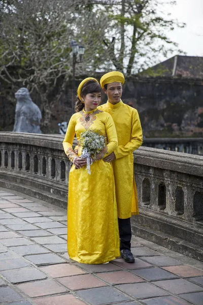 Wedding couple in Vietnam — Stock Photo, Image