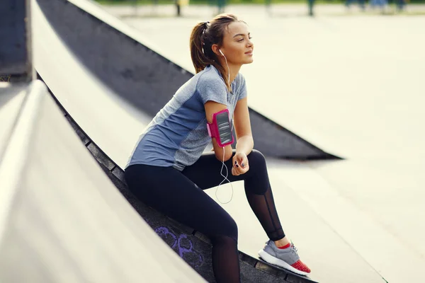 Jonge vrouw ontspannen tijdens de training — Stockfoto