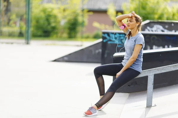 Молодая женщина расслабляется во время упражнений — стоковое фото