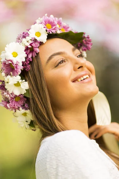 花の花輪を持つ若い女 — ストック写真