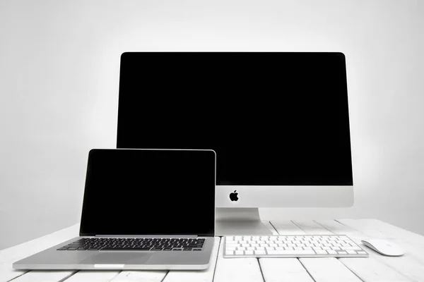 Ordenador portátil MacBook y iMac —  Fotos de Stock