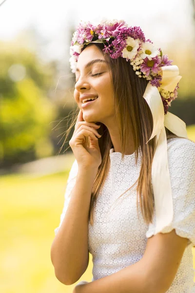 Young woman with flower wreath — Stock Photo, Image