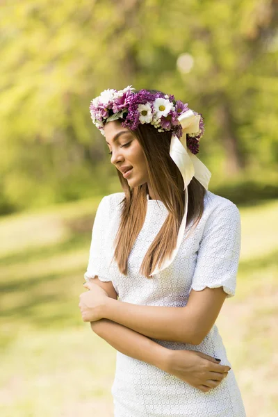 Mladá žena s květinový věnec — Stock fotografie