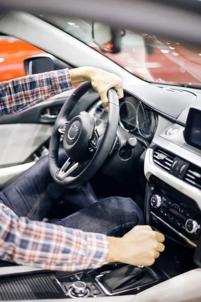 Jeune homme dans la voiture changer de vitesse — Photo