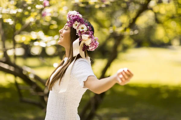 Young woman with flower wreath — Stock Photo, Image