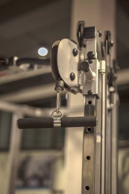 Spor salonunda egzersiz makinesi