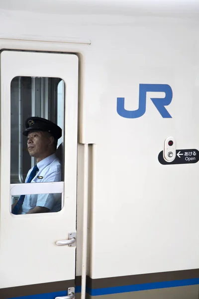 Hombre no identificado en tren de Japan Railways Group — Foto de Stock