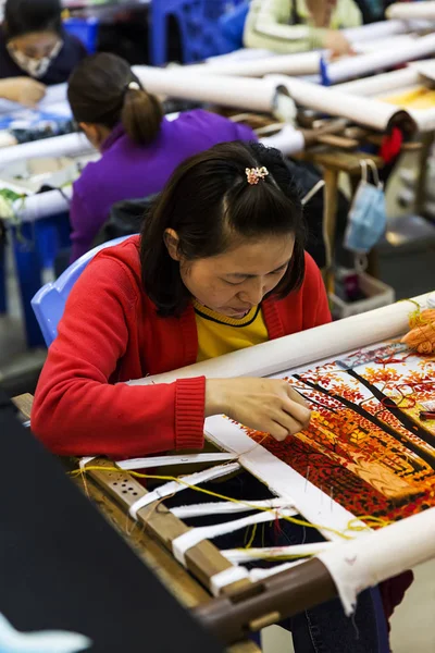 Hand embroidered painting factory in Vietnam — Stock Photo, Image