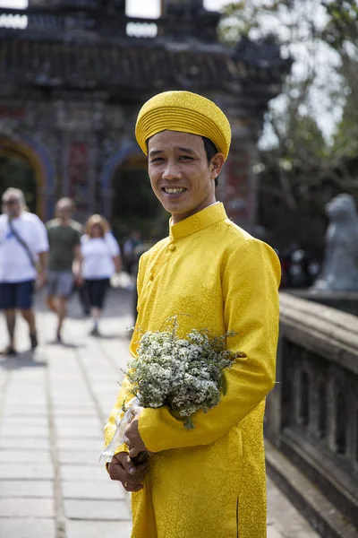 Grrom in abiti tradizionali Palazzo Reale a Hue, Vietnam — Foto Stock