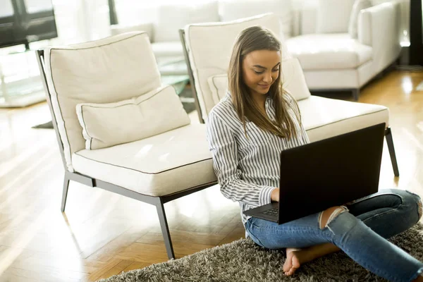 Mulher com laptop no quarto — Fotografia de Stock
