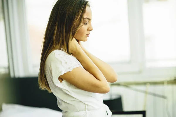 Giovane donna in camera da letto — Foto Stock