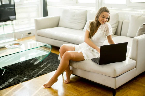 Mujer con portátil en la habitación —  Fotos de Stock