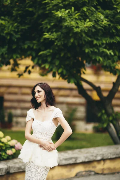 Jovem mulher de vestido branco — Fotografia de Stock