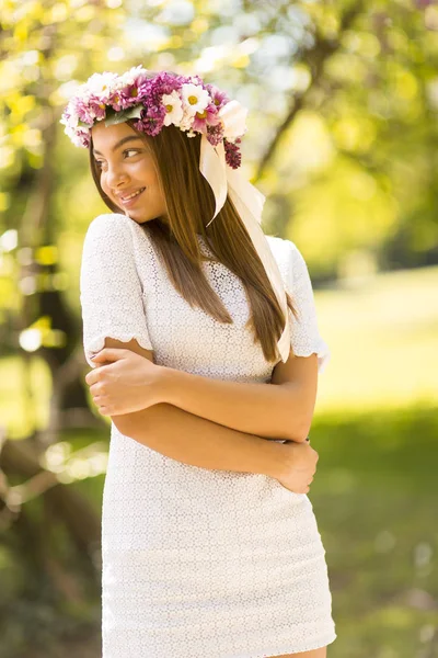 Mujer joven con corona de flores — Foto de Stock