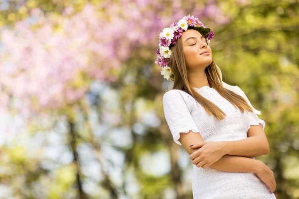 Young woman with flower wreath — Stock Photo, Image