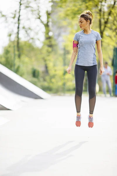 Ung kvinna tränar utomhus — Stockfoto