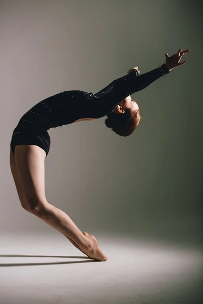 Jonge ballerina in de studio — Stockfoto