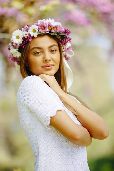 Young woman with flower wreath — Stock Photo, Image