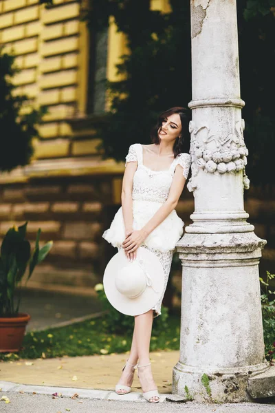 Jovem mulher de vestido branco — Fotografia de Stock