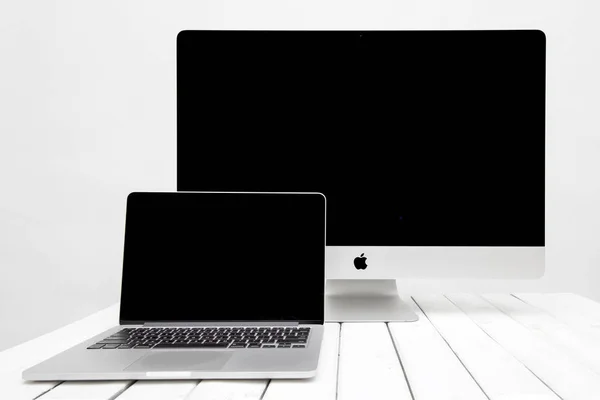 MacBook ordinateur portable et ordinateur iMac — Photo