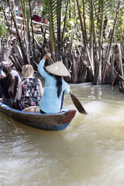 Personas en barcos en el delta del Mekong — Foto de Stock