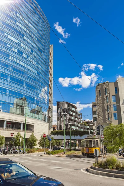 Arranha-céus modernos na Porta Nuova em Milão — Fotografia de Stock