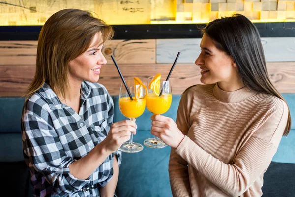 Due giovani amiche sedute nel caffè, che bevono caffè e ju — Foto Stock