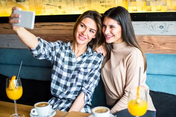 Dwie całkiem młode kobiety biorąc selfie — Zdjęcie stockowe