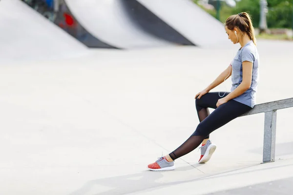 Genç kadın egzersiz sırasında rahatlatıcı — Stok fotoğraf