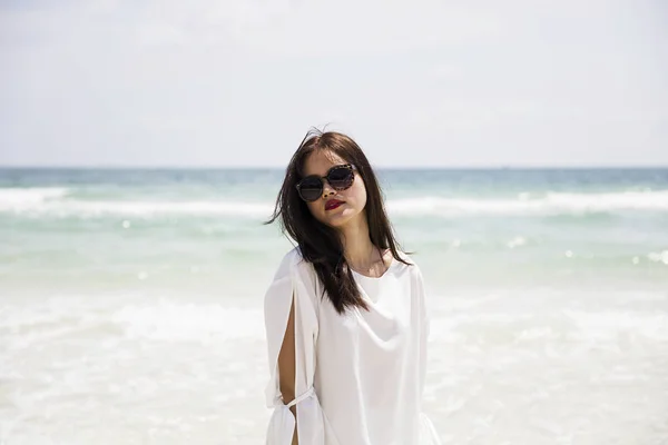 Mujer vietnamita joven en la playa — Foto de Stock