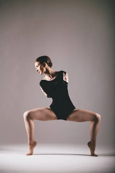 Joven bailarina en el estudio — Foto de Stock