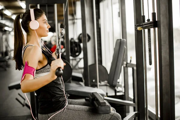 Pretty young woman training in the gym — Stock Photo, Image