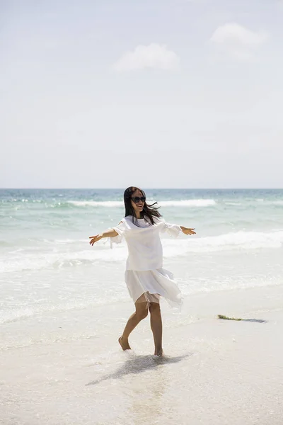 Mujer vietnamita joven en la playa — Foto de Stock