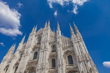 Milano Katedrali'ne görünümü