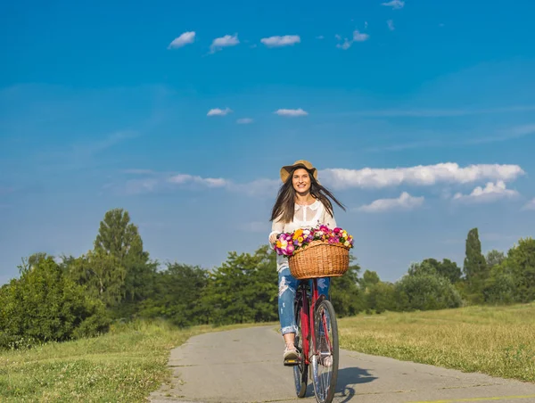 Jonge lachende vrouw rijdt een fiets — Stockfoto