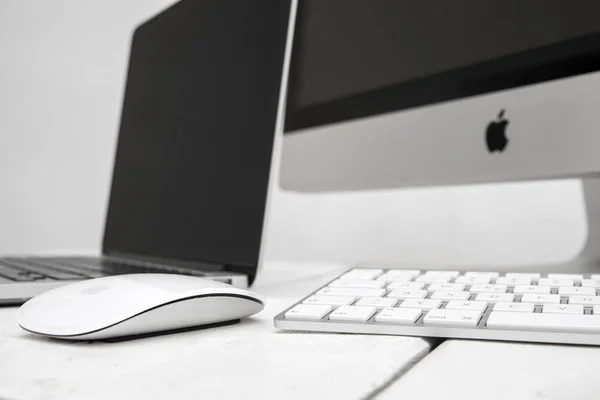 Ноутбук MacBook и компьютер iMac — стоковое фото