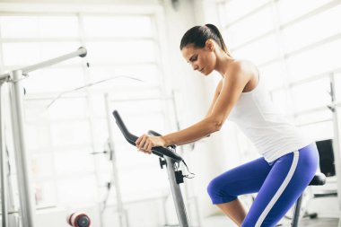 Genç ve güzel bir kadın spor salonunda.