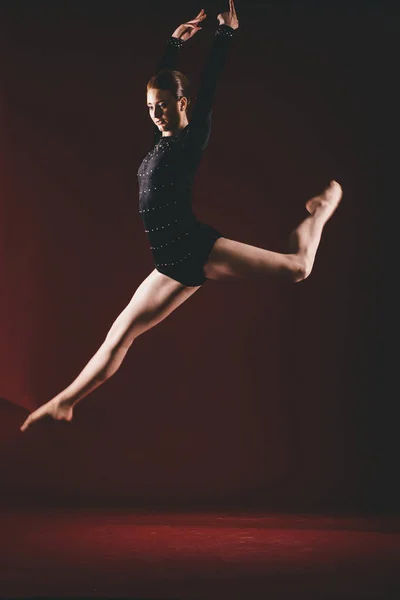 在工作室里年轻的芭蕾舞演员 — 图库照片