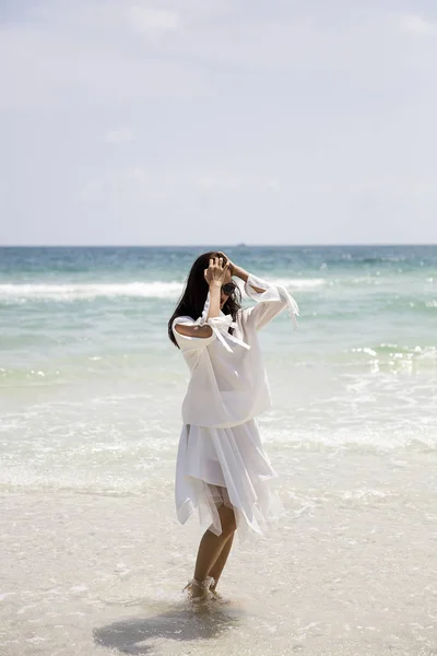 Mujer vietnamita joven en la playa — Foto de Stock